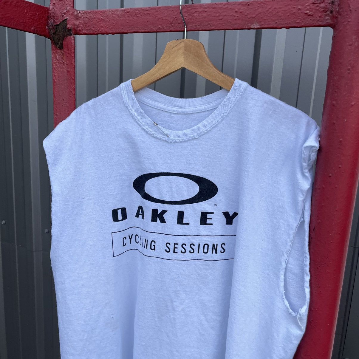 Oakley VINTAGE Y2K OAKLEY SLEEVELESS TEE TRASHED CUSTOM AVANT GARDE Size US L / EU 52-54 / 3 - 3 Thumbnail