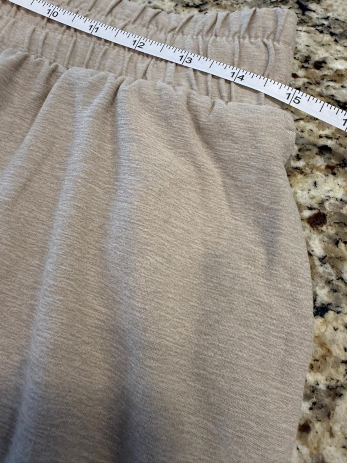 Athletic Works Athletic Works Buttercup Sport Short tan pockets SZ M(8-10) Size 32" / US 10 / IT 46 - 7 Thumbnail