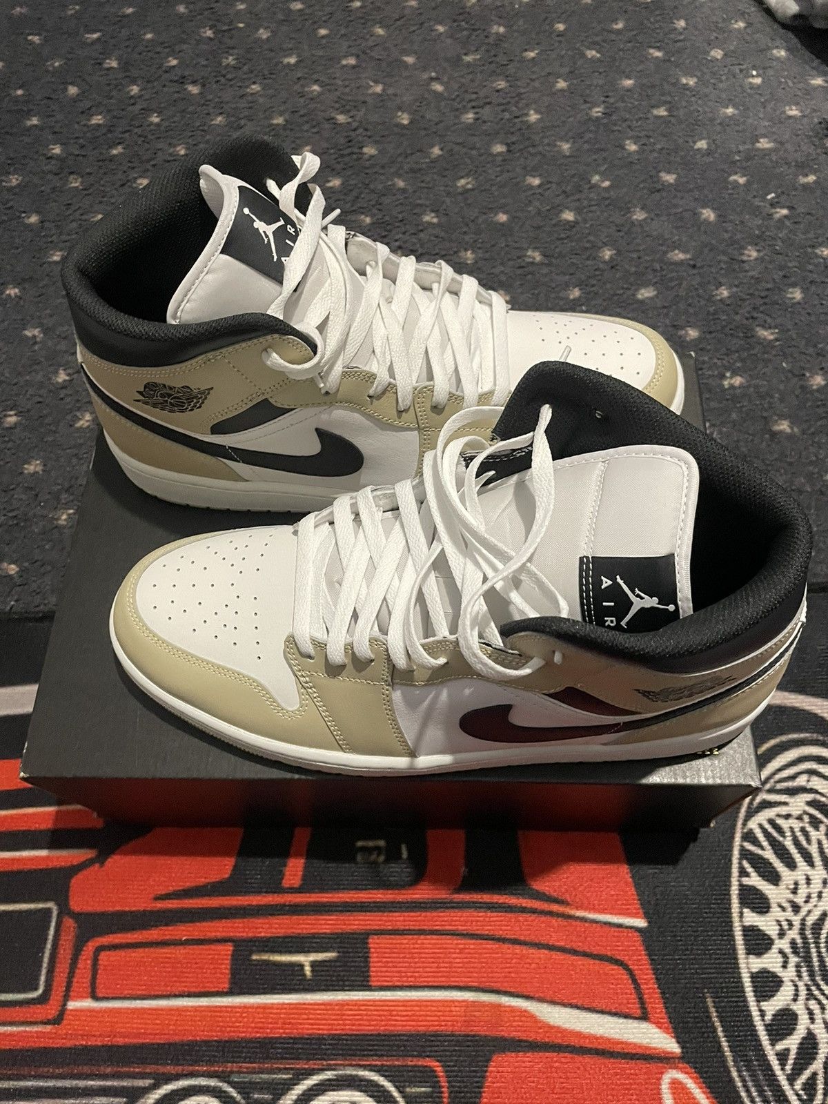 Nike Nike Air Jordan 1 Mid SE in cream and black Size US 12.5 / EU 45-46 - 3 Thumbnail