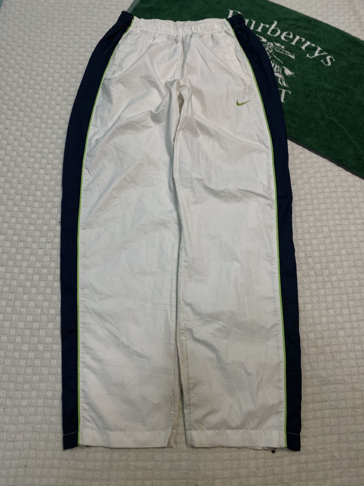💥 VINTAGE NIKE BAGGY 90S NYLON WIDE LEG TRACK PANTS Y2K