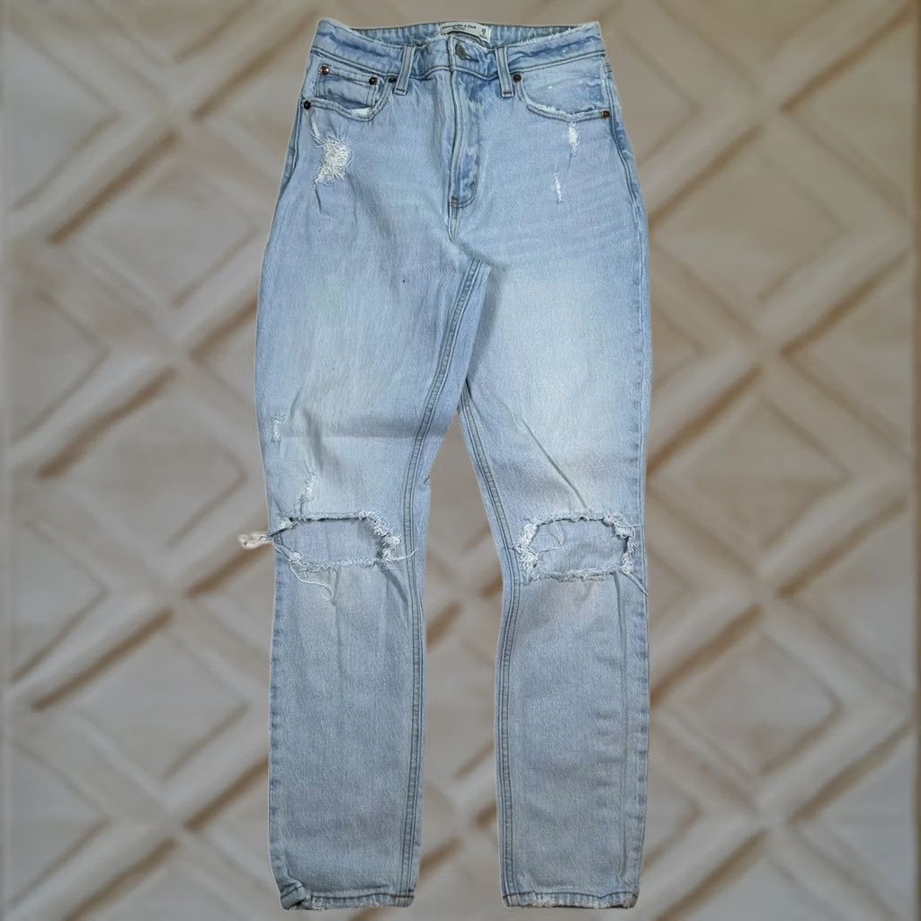 Abercrombie & Fitch Abercrombie & Fitch Ripped High Rise Mom Jeans Distressed Denim Light Wash 26 - Preowned Condition Size 26" / US 2 / IT 38 - 1 Thumbnail