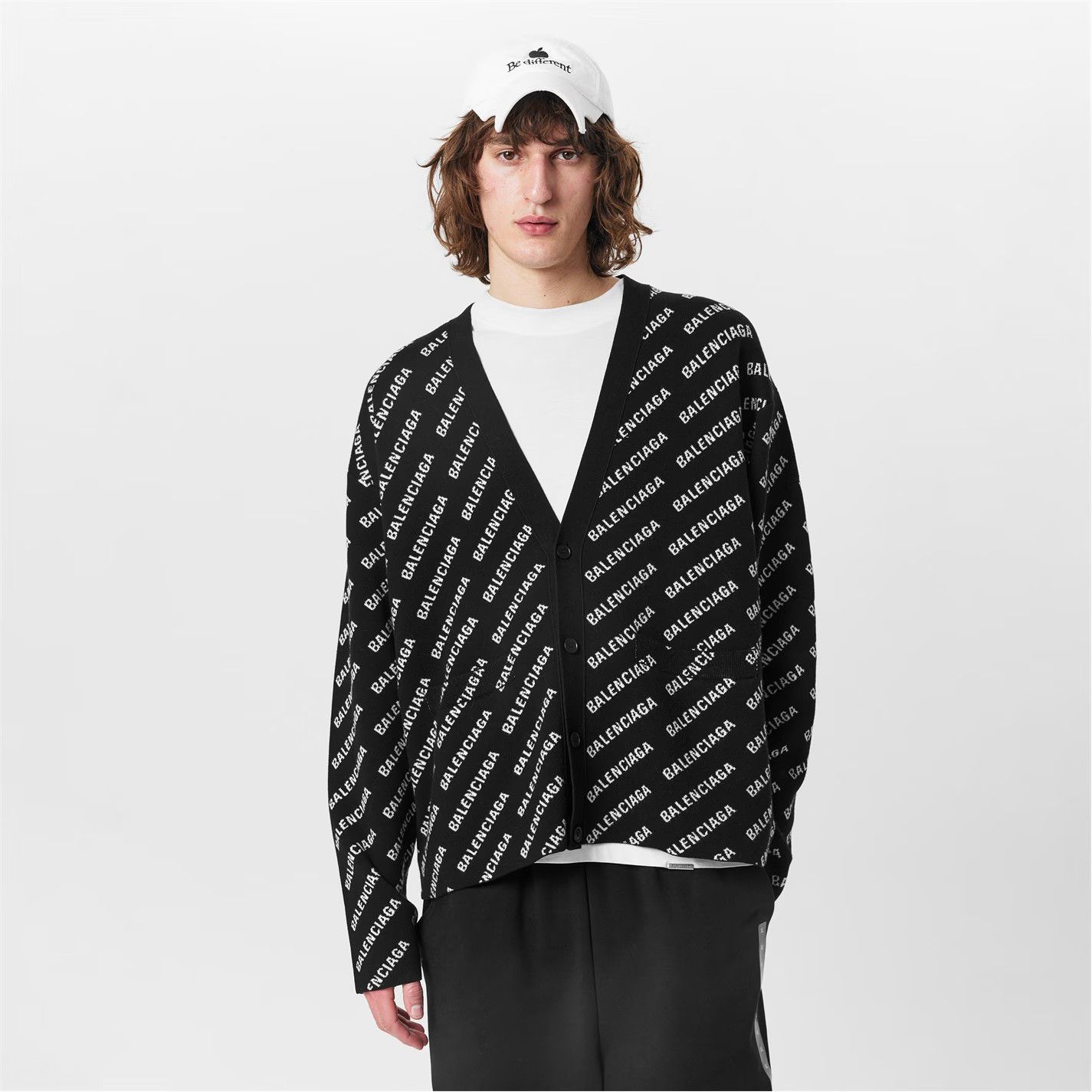 Balenciaga o1g2r1mq0226 All Over Print Logo Cardigan In Black/White Size US XS / EU 42 / 0 - 3 Thumbnail