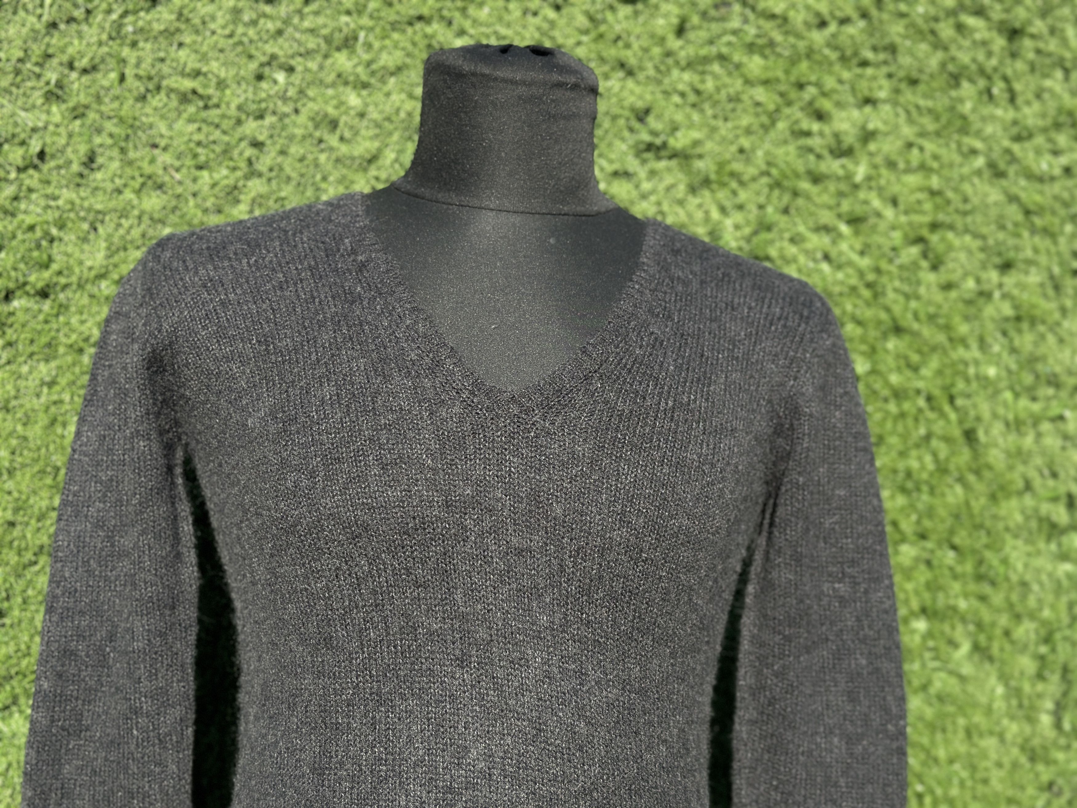 Prada Prada 100% Cashmere V-Neck Slim Knit Sweater Size 40 IT Size S / US 4 / IT 40 - 2 Thumbnail