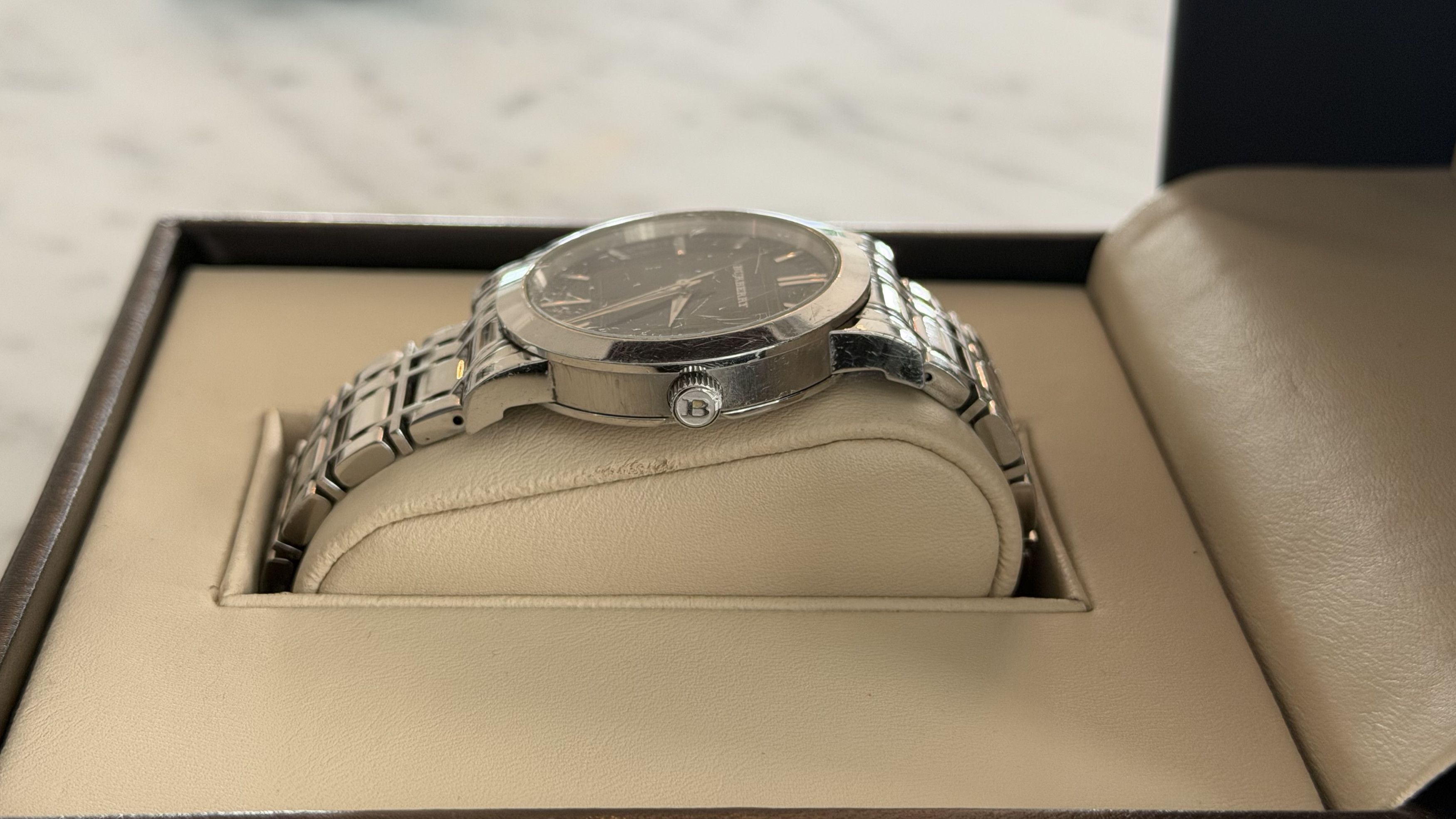 Burberry BURBERRY SILVER HERITAGE STAINLESS STEEL BLACK DIAL WATCH Size 38 - 5 Thumbnail