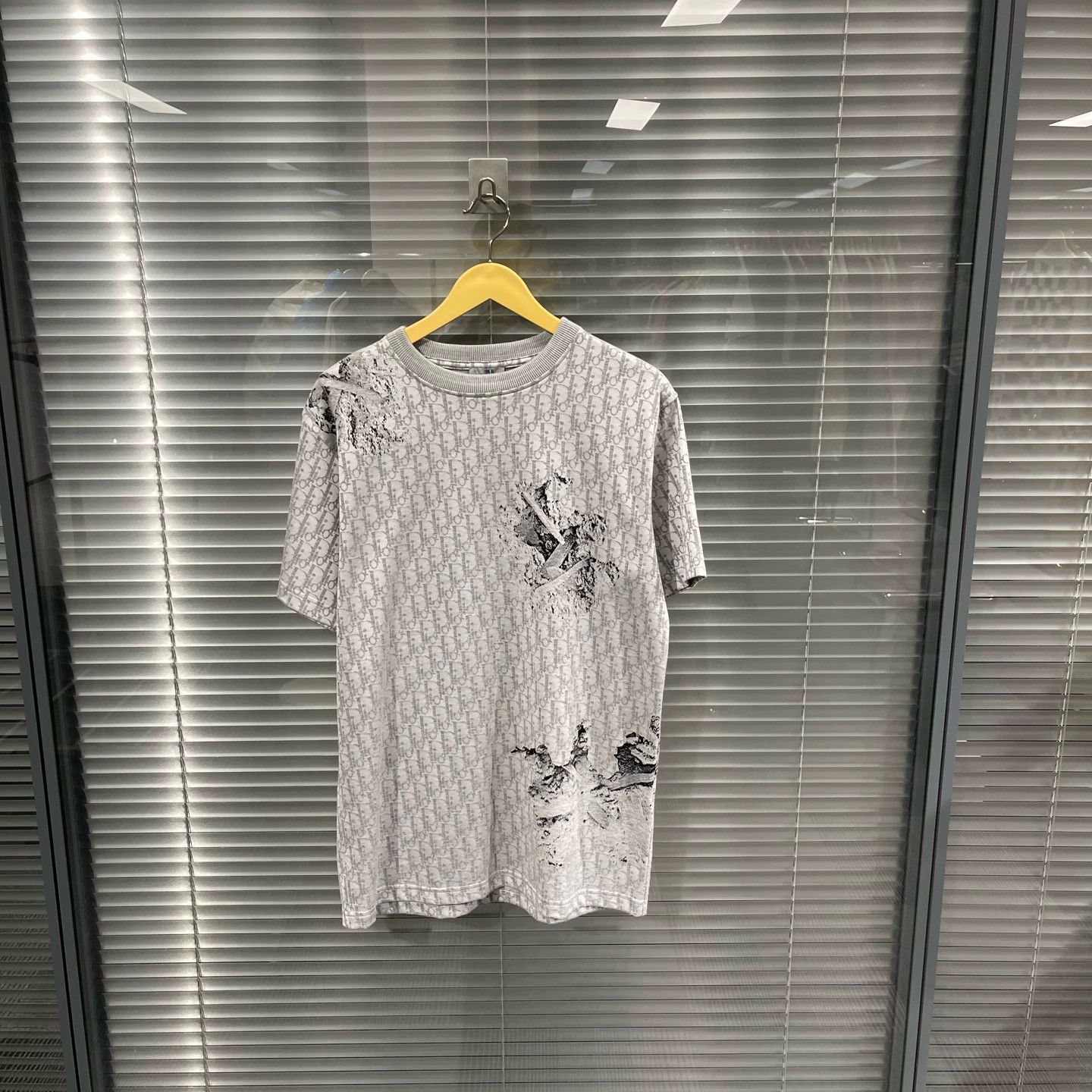 Dior Distressed Pattern Short Sleeve T-Shirt Size US S / EU 44-46 / 1 - 1 Thumbnail