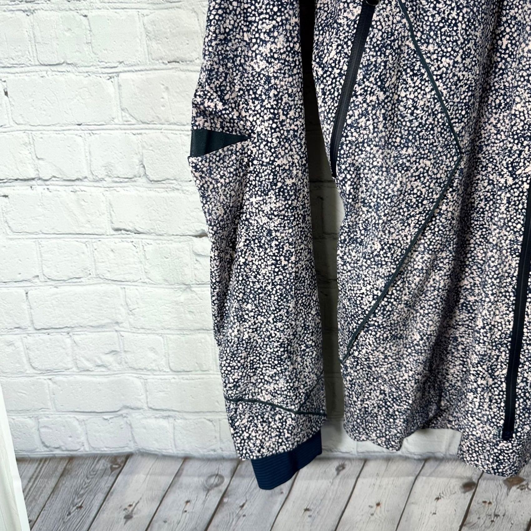 Lululemon VINTAGE Lululemon Runaway Windbreaker Jacket Blue Pebble Print Zip Reflective Womens S Blue Refelctive Size S / US 4 / IT 40 - 3 Thumbnail