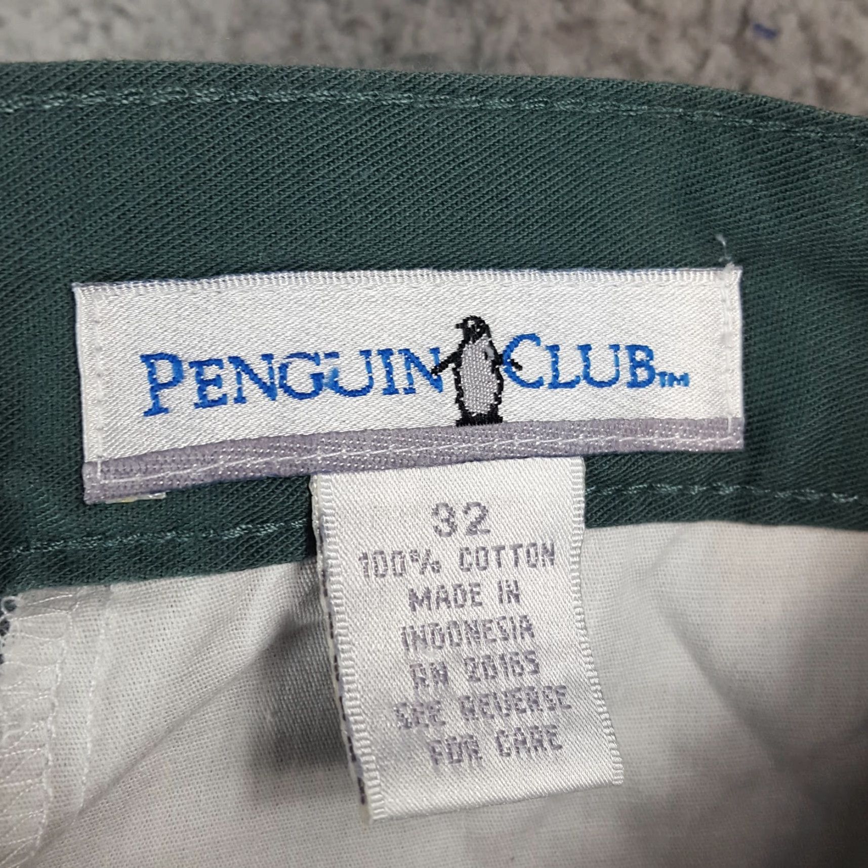 Vintage Vintage Penguin Men's Chino Shorts 32 Green Pleated Front Stretch Waist Summer Casual Retro Y2K Size US 32 / EU 48 - 8 Thumbnail