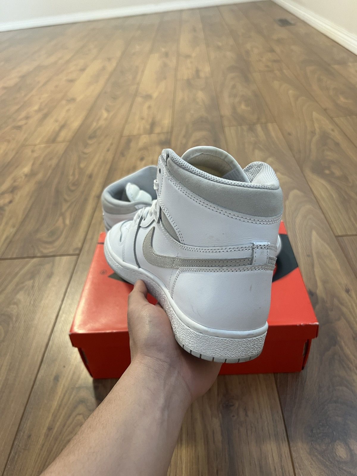 Jordan Brand × Nike Nike Jordan 1 Neutral Grey Size US 9.5 / EU 42-43 - 2 Thumbnail