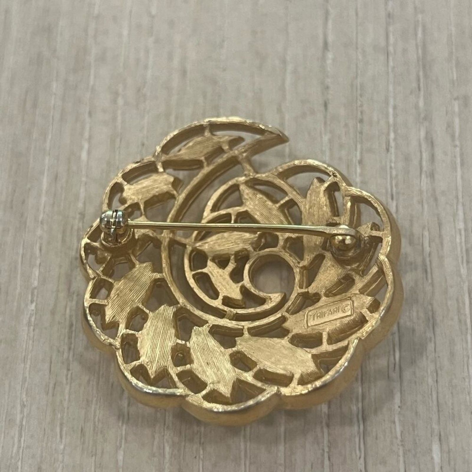 Vintage VINTAGE GOLD TONE TRIFARI PIN BROOCH Size ONE SIZE - 3 Thumbnail
