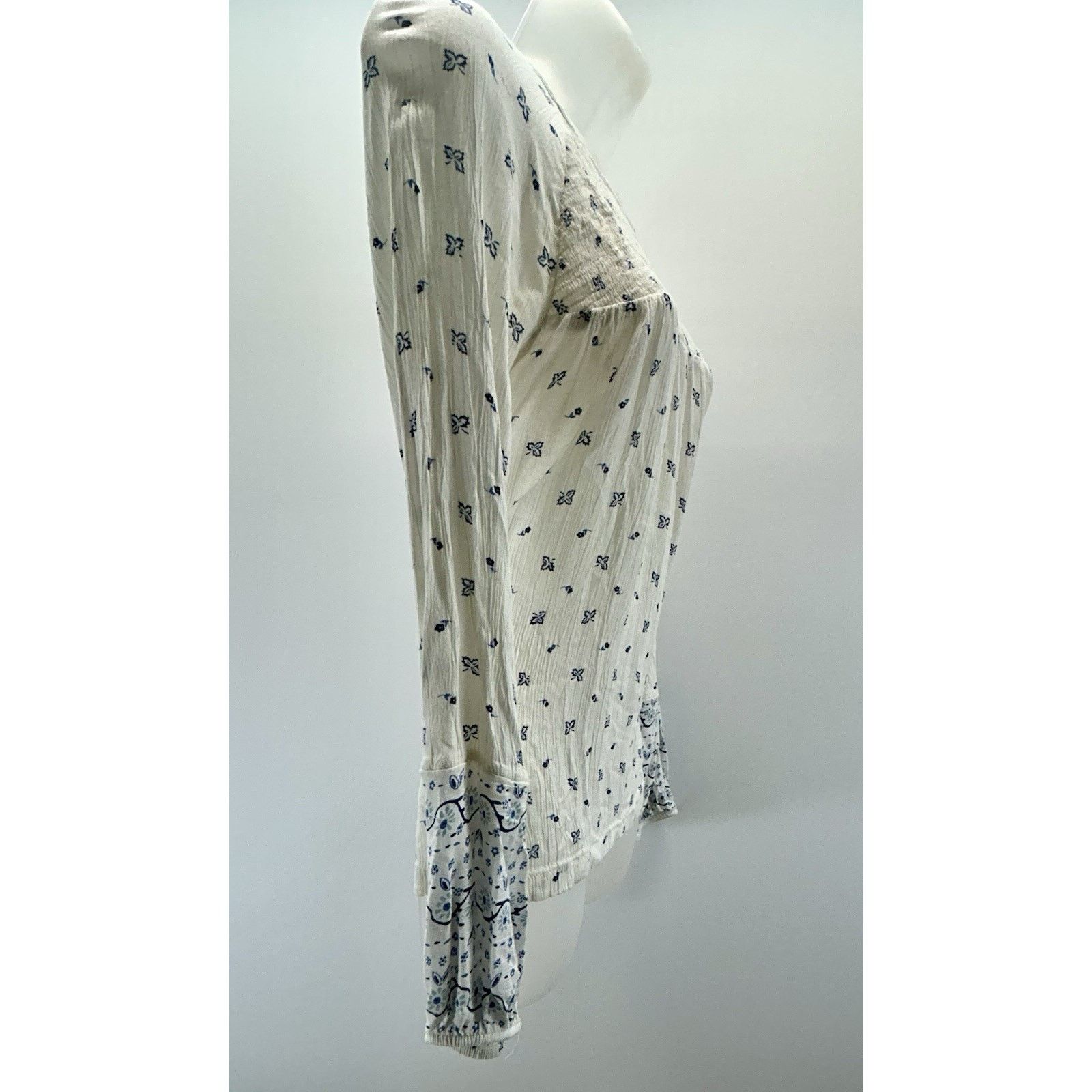 Old Navy Old Navy Women’s Blouse M White & Blue Floral Boho Peasant Size M / US 6-8 / IT 42-44 - 4 Thumbnail