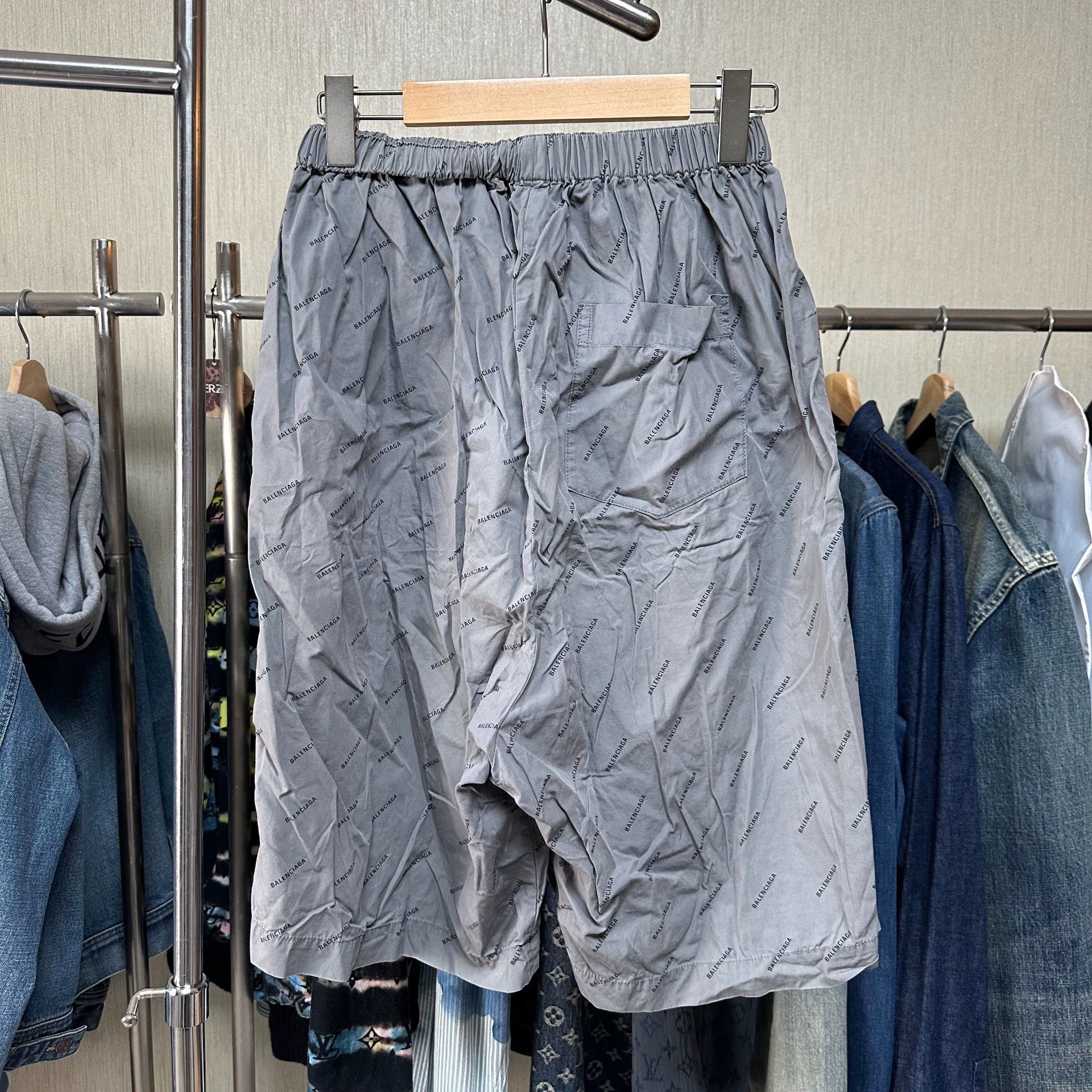 Balenciaga Balenciaga All-Over Multi-Element Logo Silk Gray Shorts 48 Size US 32 / EU 48 - 2 Thumbnail