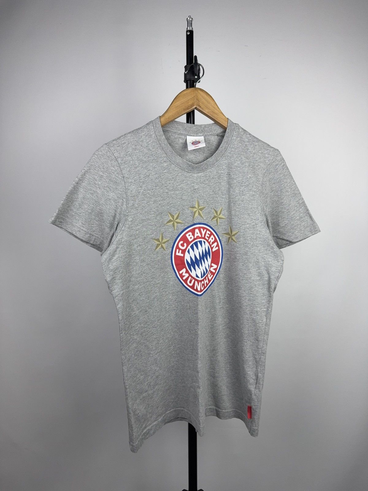 Vintage FC Bayern Munich MIA SAN MIA Crest Graphic T-Shirt Size US S / EU 44-46 / 1 - 1 Thumbnail