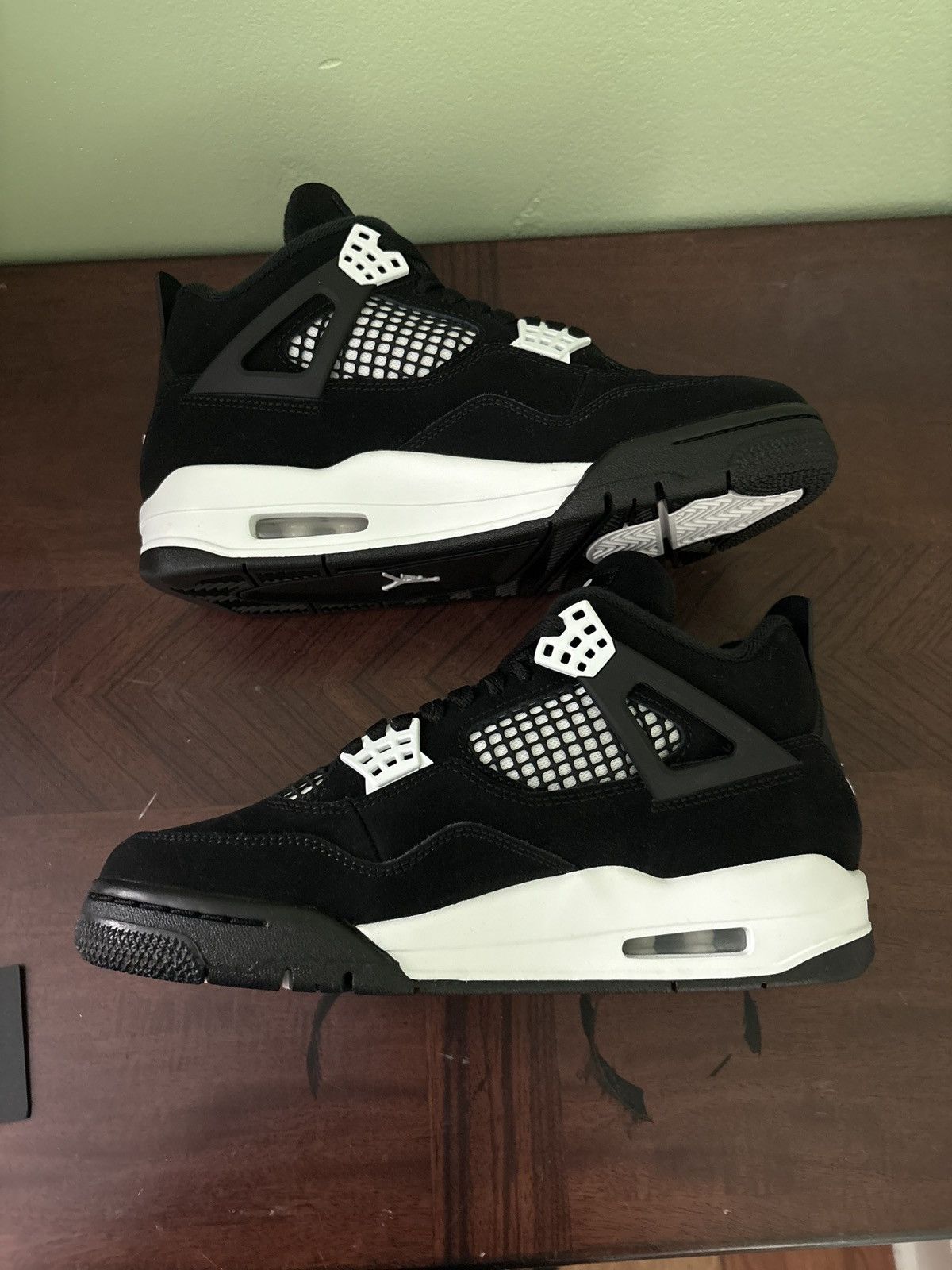 Jordan Brand White thunders Size US 7 / EU 40 - 1 Thumbnail