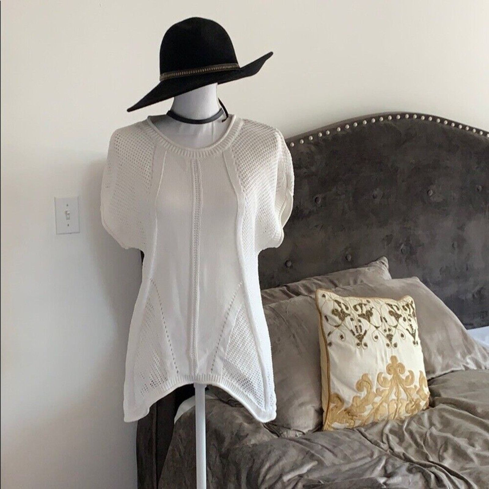 Forever 21 White Knit Asymmetrical Round Neck Short Sleeve Sweater S Size S / US 4 / IT 40 - 1 Thumbnail