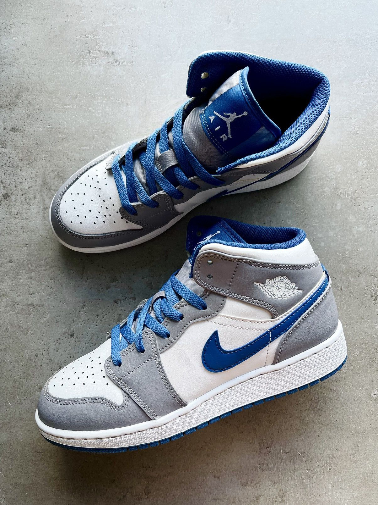 Jordan Brand Nike Air Jordan 1 Mid True Blue Grey Cement GS 38 / 24cm Size US 6 / IT 36 - 1 Thumbnail