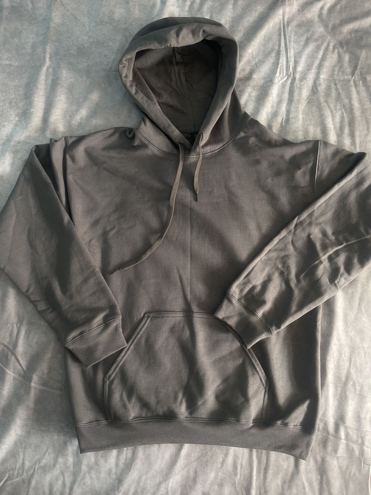 Gildan Minimal gray hoodie – clean & versatile Size US M / EU 48-50 / 2 - 2 Thumbnail