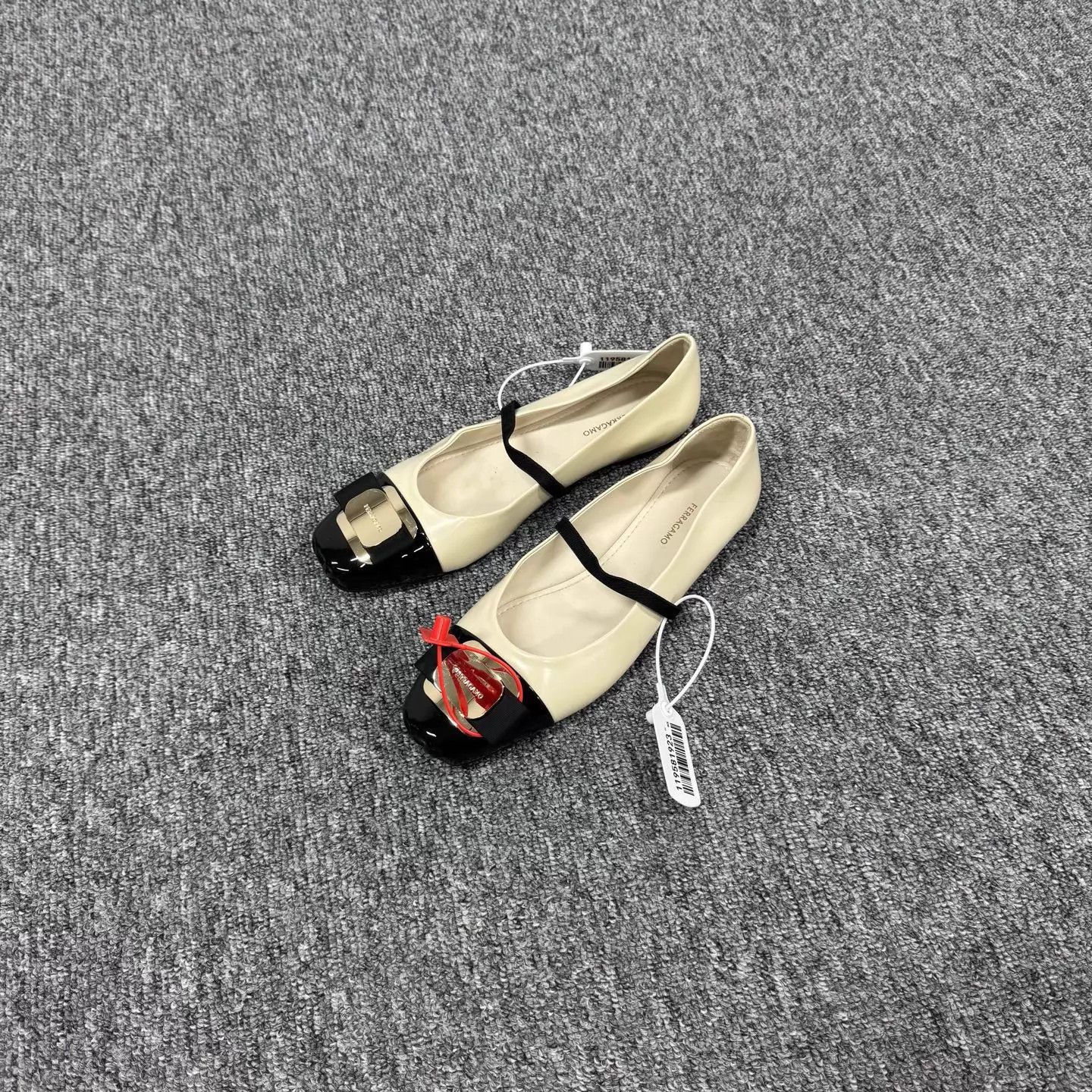 Salvatore Ferragamo Ferragamo Black & White Colorblock Mary Jane Low Heels 38.5 Size US 8 / IT 38 - 1 Thumbnail