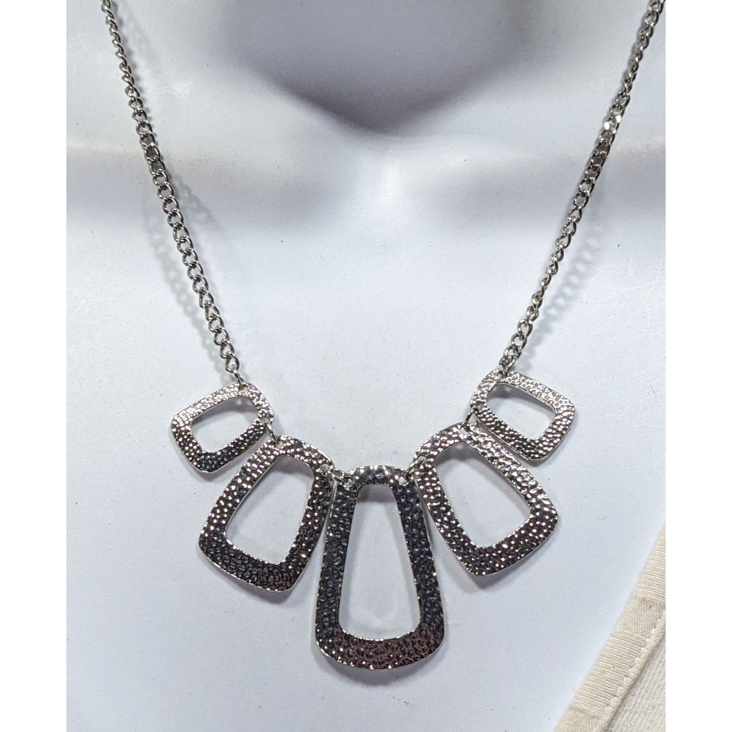 Other Modern Open Graduated Rectangle Silver Tone Hammered Necklac Size ONE SIZE - 4 Thumbnail