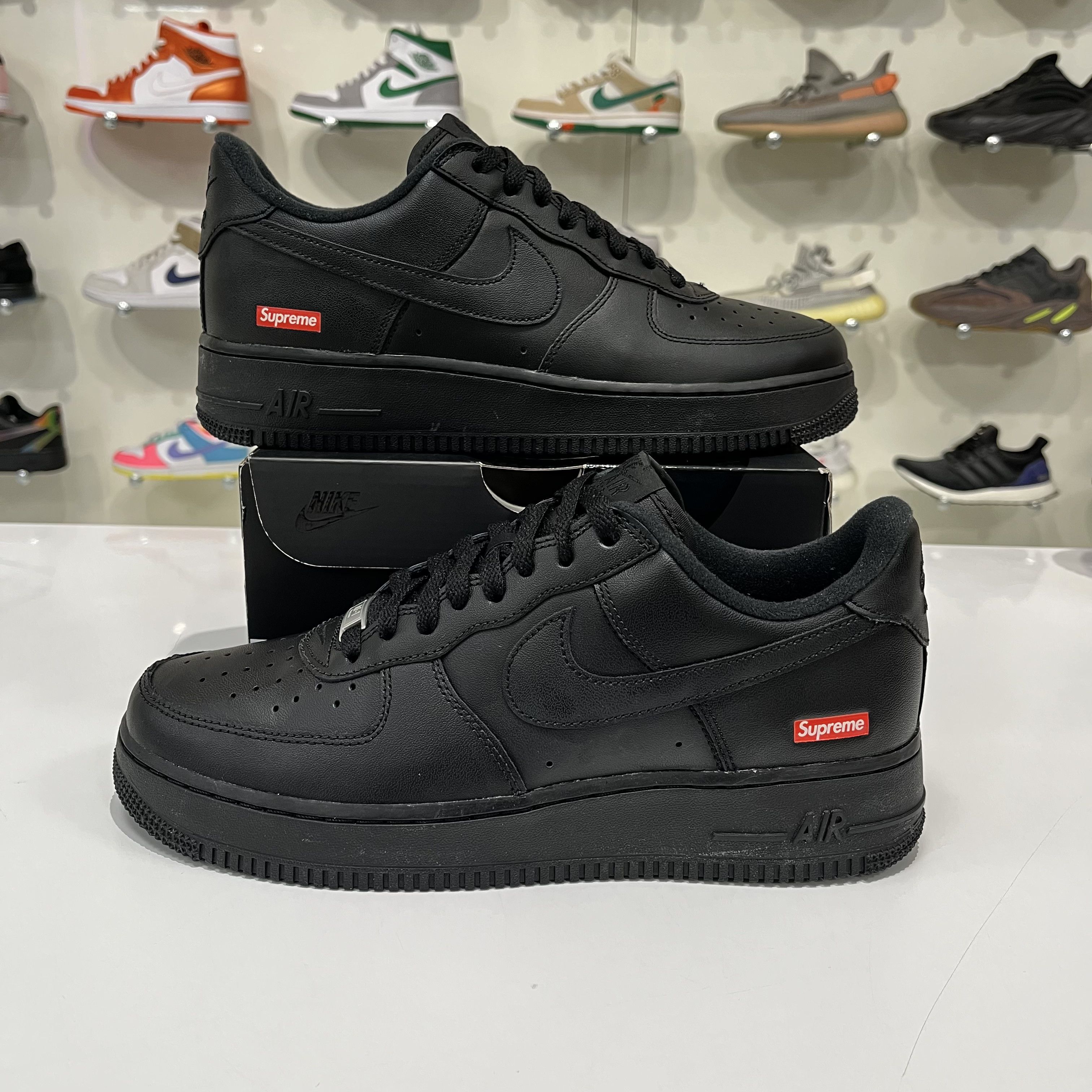 Nike × Supreme Nike Air Force 1 Low Supreme Black Size US 9 / EU 42 - 1 Thumbnail