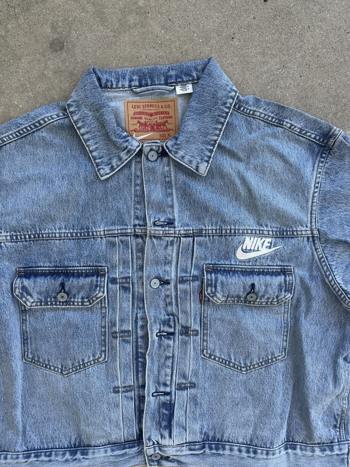 Levi's × Nike Nike Levi’s Denim Trucker Jacket size XL Size US XL / EU 56 / 4 - 2 Thumbnail