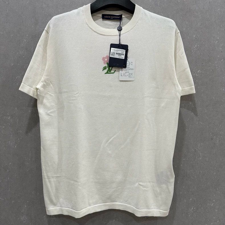 Louis Vuitton Louis Vuitton Chest flower letter logo white knitted short Size US L / EU 52-54 / 3 - 1 Thumbnail