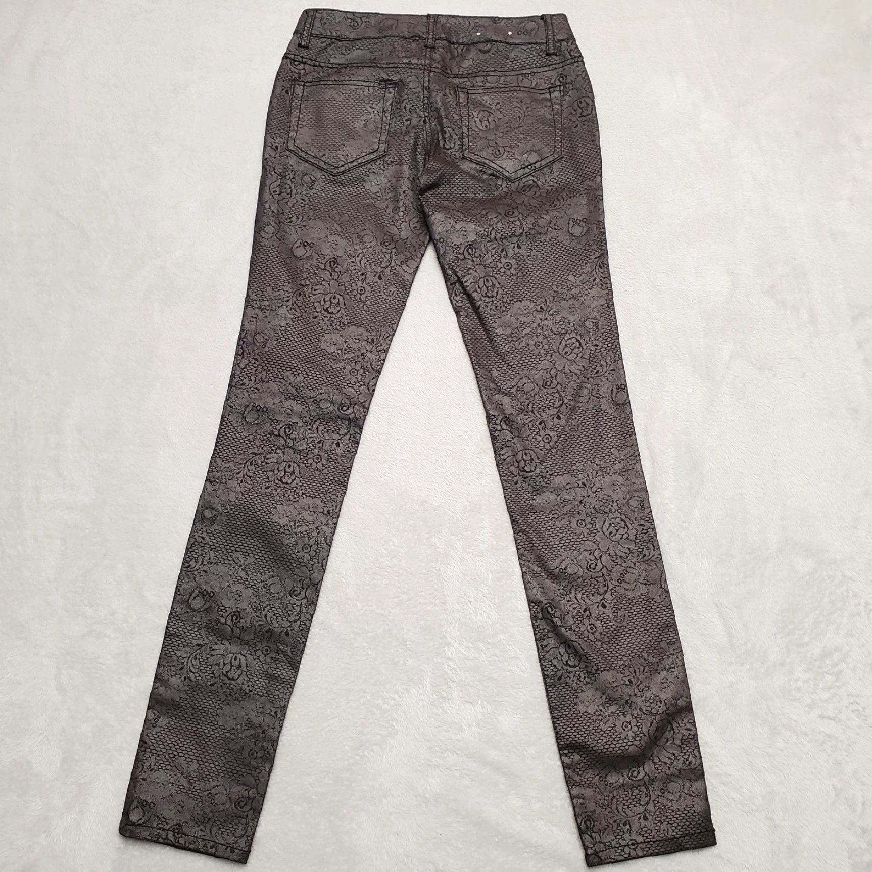 Vintage Xhilaration Pants Womens 27x30 Black Gray Floral Skinny Stretch Low Rise Chino Pockets Zip Floral Pattern School USA University Womens Size 27" / US 4 / IT 40 - 6 Thumbnail