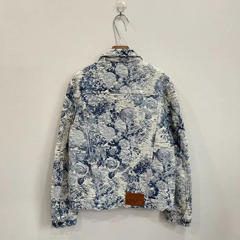 Louis Vuitton Louis Vuitton Blue and white print denim jacket Size US S / EU 44-46 / 1 - 4 Thumbnail