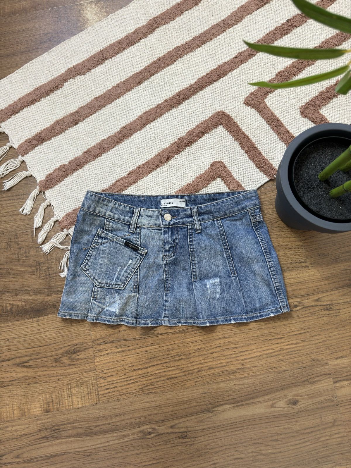 Iceberg VINTAGE ICEBERG PLEATED DEMIN MINI SKIRT Size 27" / US 4 / IT 40 - 1 Thumbnail