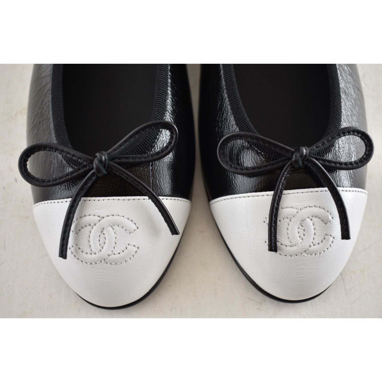 Chanel Chanel 26S Black White Lambskin CC Bow Ballet Flat 40 Size US 10 / IT 40 - 10 Thumbnail