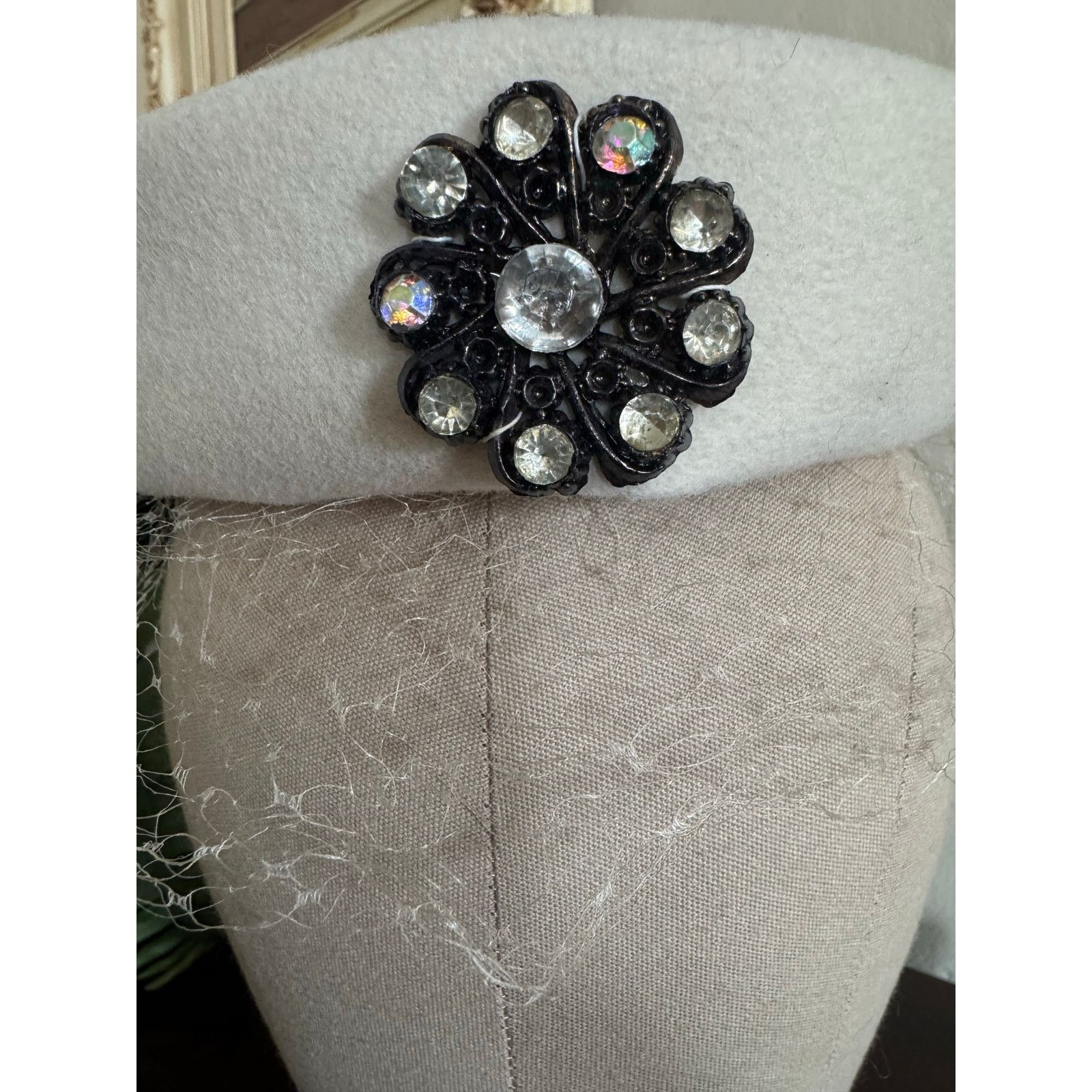 Other Vintage Cream Felt Pillbox Hat Rhinestone Floral Brooch Size ONE SIZE - 7 Thumbnail