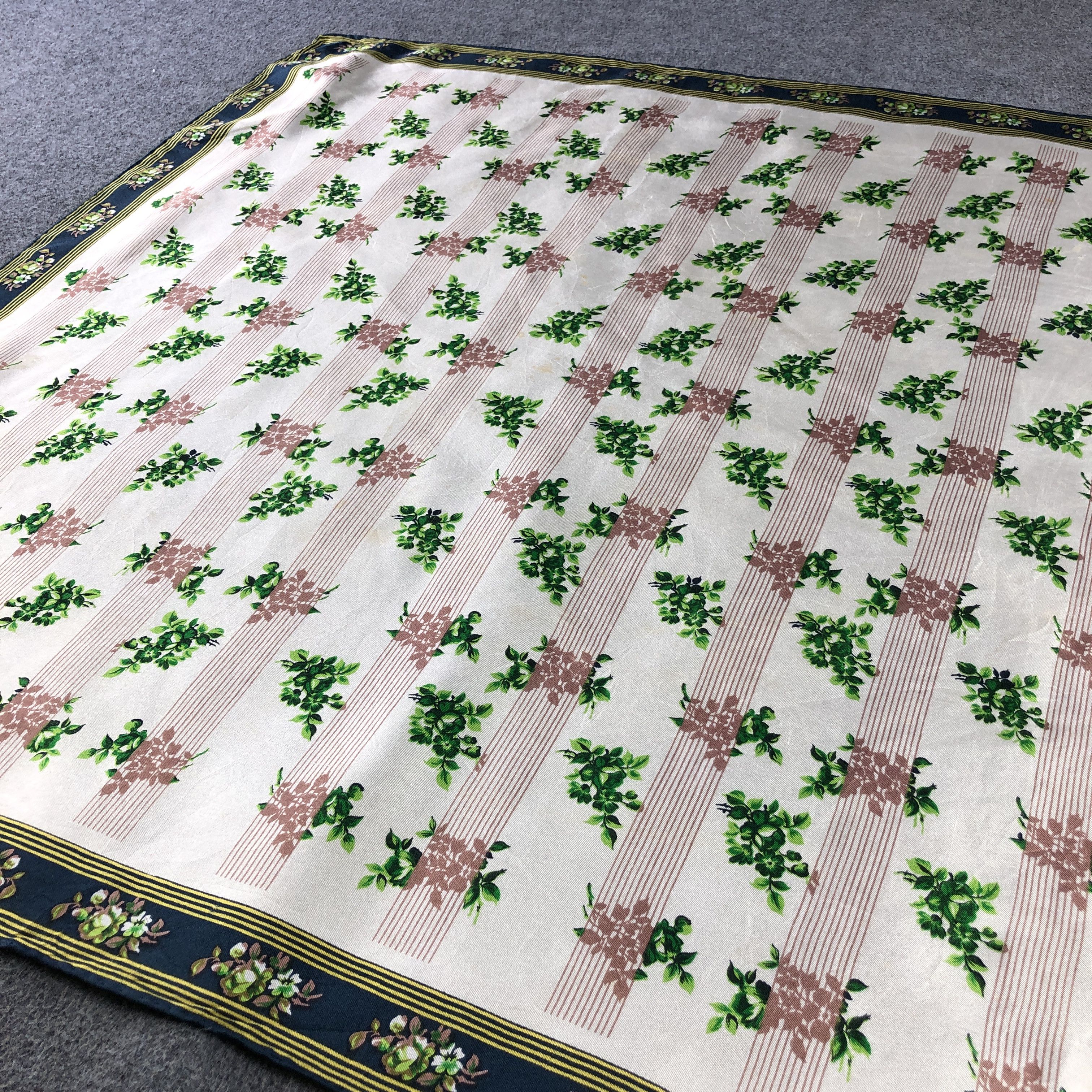 Japanese Brand Vintage Luxury Floral Hand Rolled Silk Scarf M1332 Size ONE SIZE - 3 Thumbnail