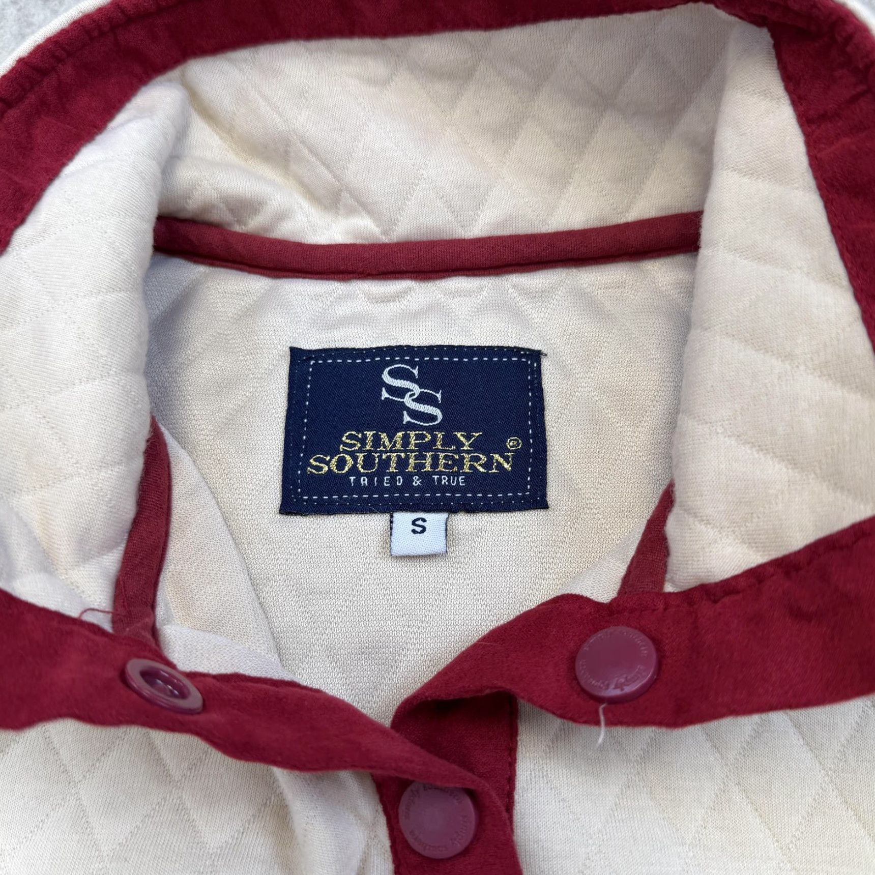 Vintage Simply Southern Pullover Womens Small White Burgundy Quilted Snap Sweatshirt Size S / US 4 / IT 40 - 6 Thumbnail