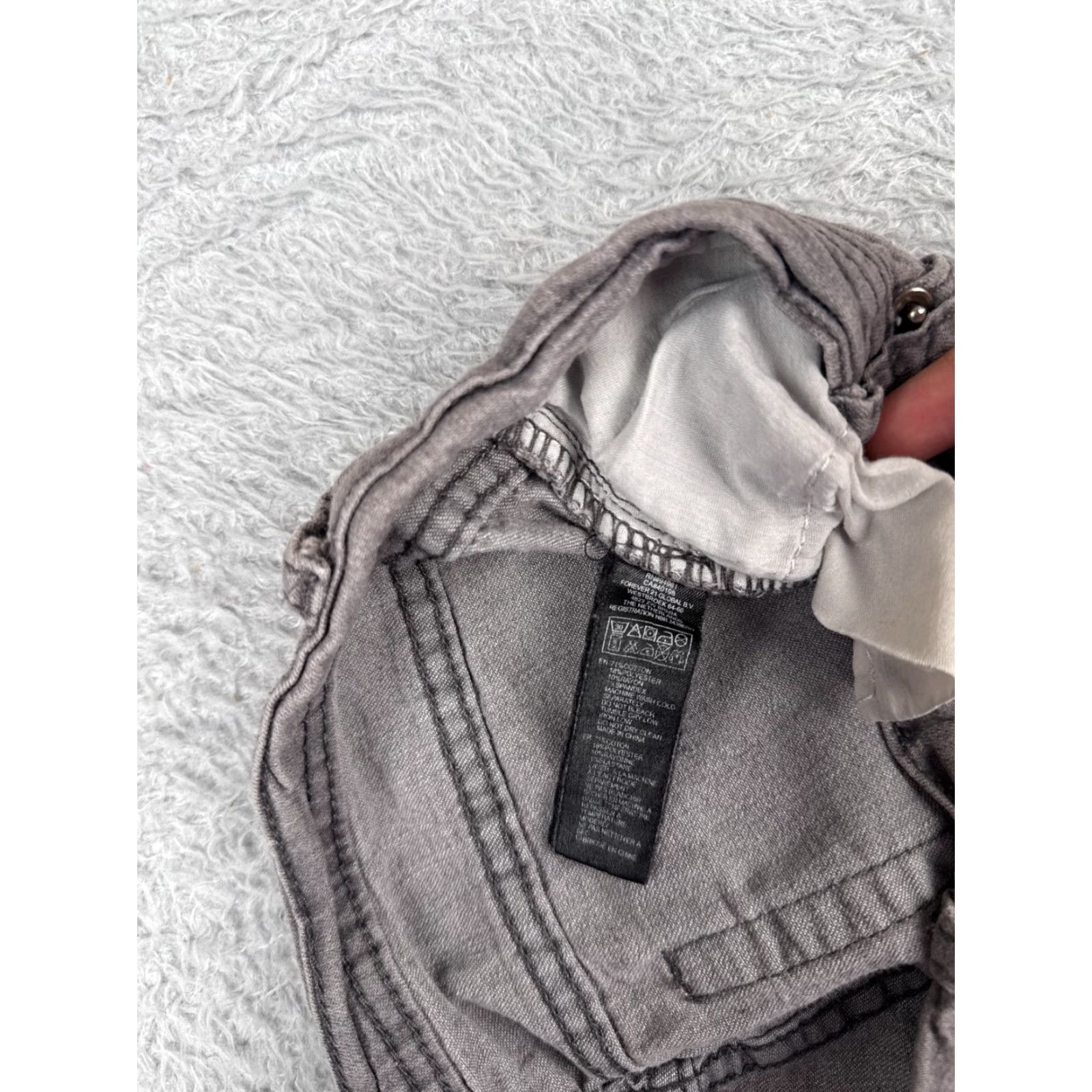 Forever 21 FOREVER 21 Jeans Womens 27 Gray Denim Tapered Cotton Blend Low Rise 27x26 Distressed 5-Pocket Design Regular Inseam 26 in Mens? Size 27" / US 4 / IT 40 - 7 Thumbnail