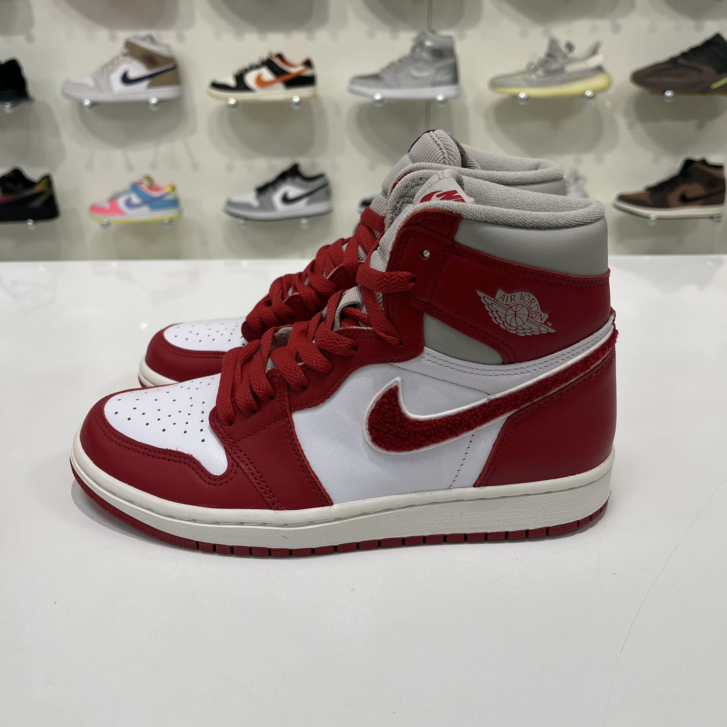 Nike Air Jordan 1 Retro High OG Varsity Red (W) Size US 6.5 / IT 36.5 - 2 Thumbnail