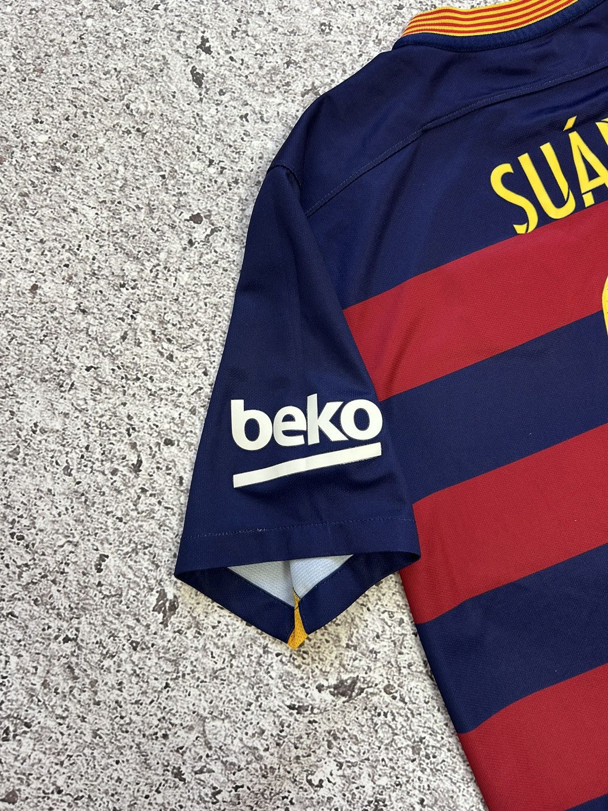 Nike Rare Nike FC Barcelona Suarez 2015 2016 Home Soccer Jersey Size US L / EU 52-54 / 3 - 9 Thumbnail