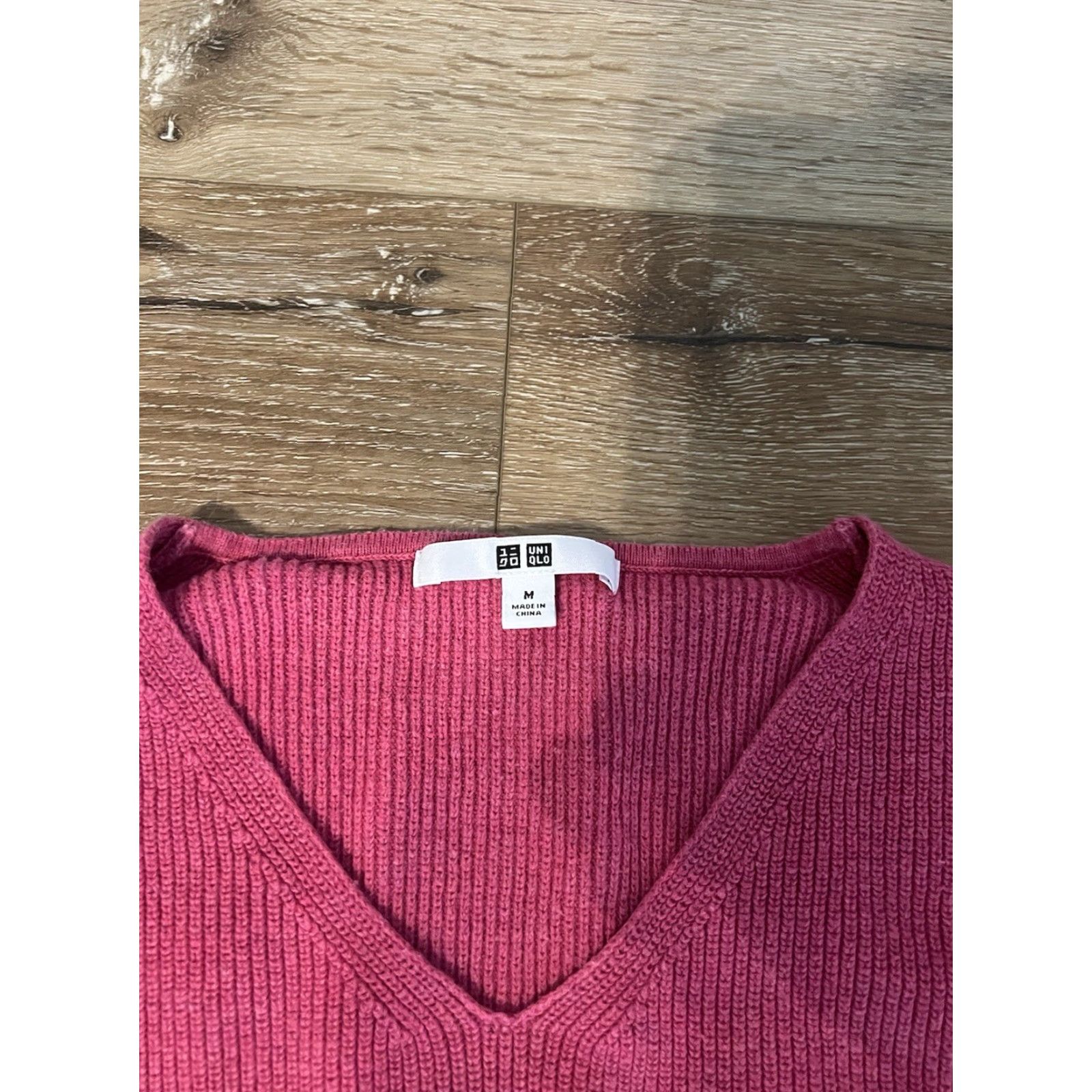 Uniqlo Uniqlo Womens Pink Knitted V-Neck Pullover Sweater Size Medium Size M / US 6-8 / IT 42-44 - 3 Thumbnail