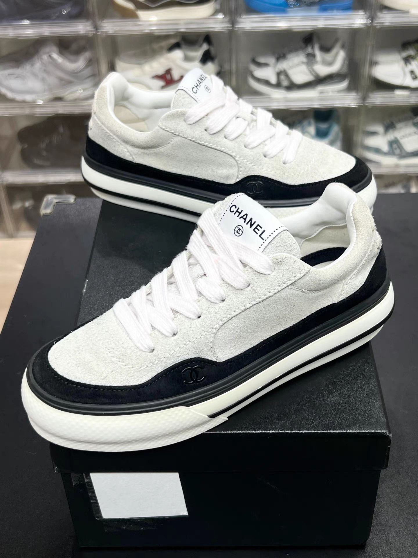 Chanel CHANEL Grey & Black Low-Top Sneakers K15 Size US 8.5 / IT 38.5 - 1 Thumbnail