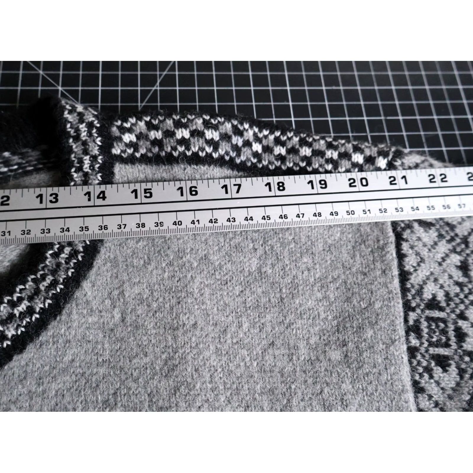 Vintage VINTAGE Icelandic Wool Clasp Cardigan Women's L Gray Black Geometric Pattern Sweater Size L / US 10 / IT 46 - 7 Thumbnail