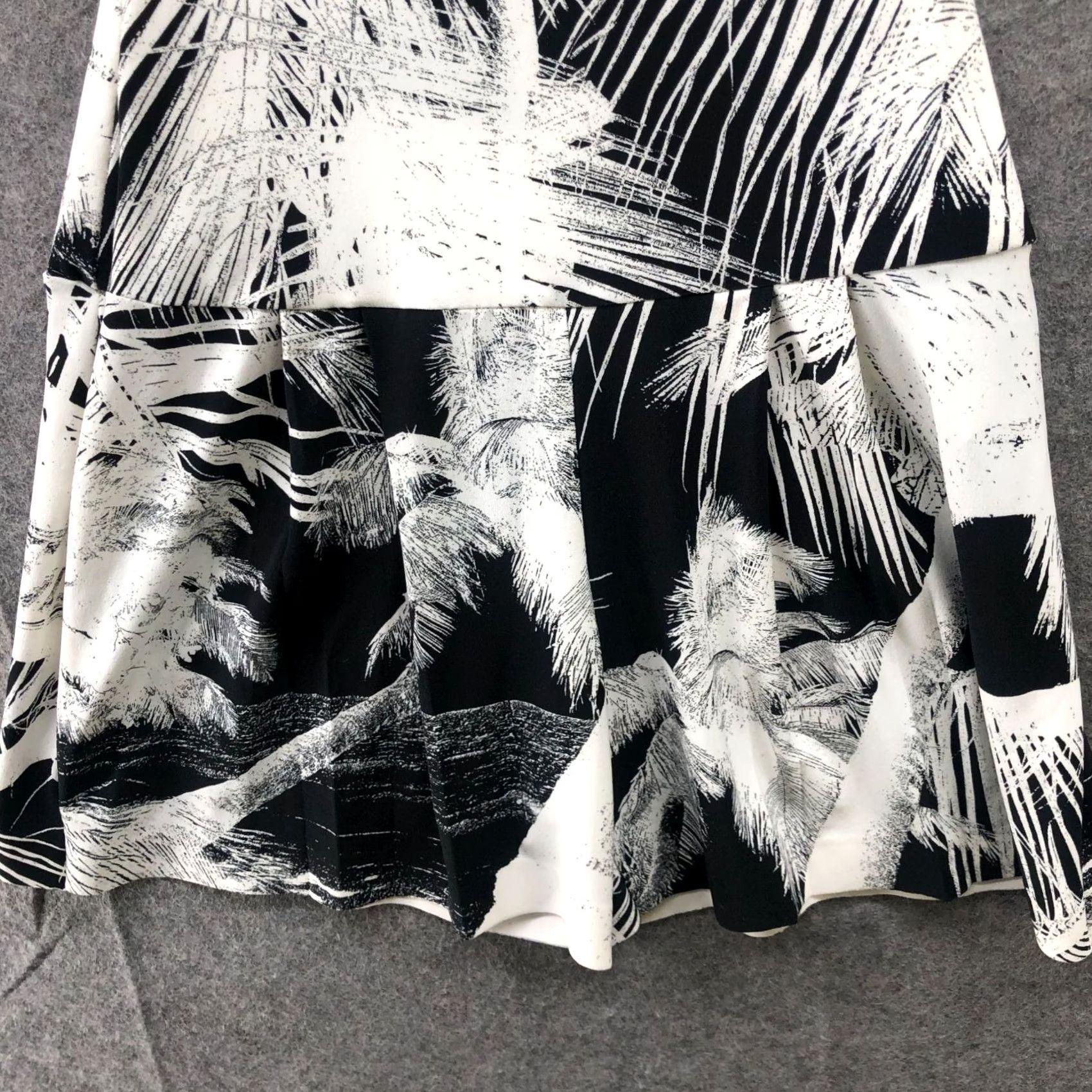 Norma Kamali Norma Kamali High Waisted Printed Shorts Womens XXS Black White Flounce Palm Size 24" / US 00 / IT 34 - 4 Thumbnail