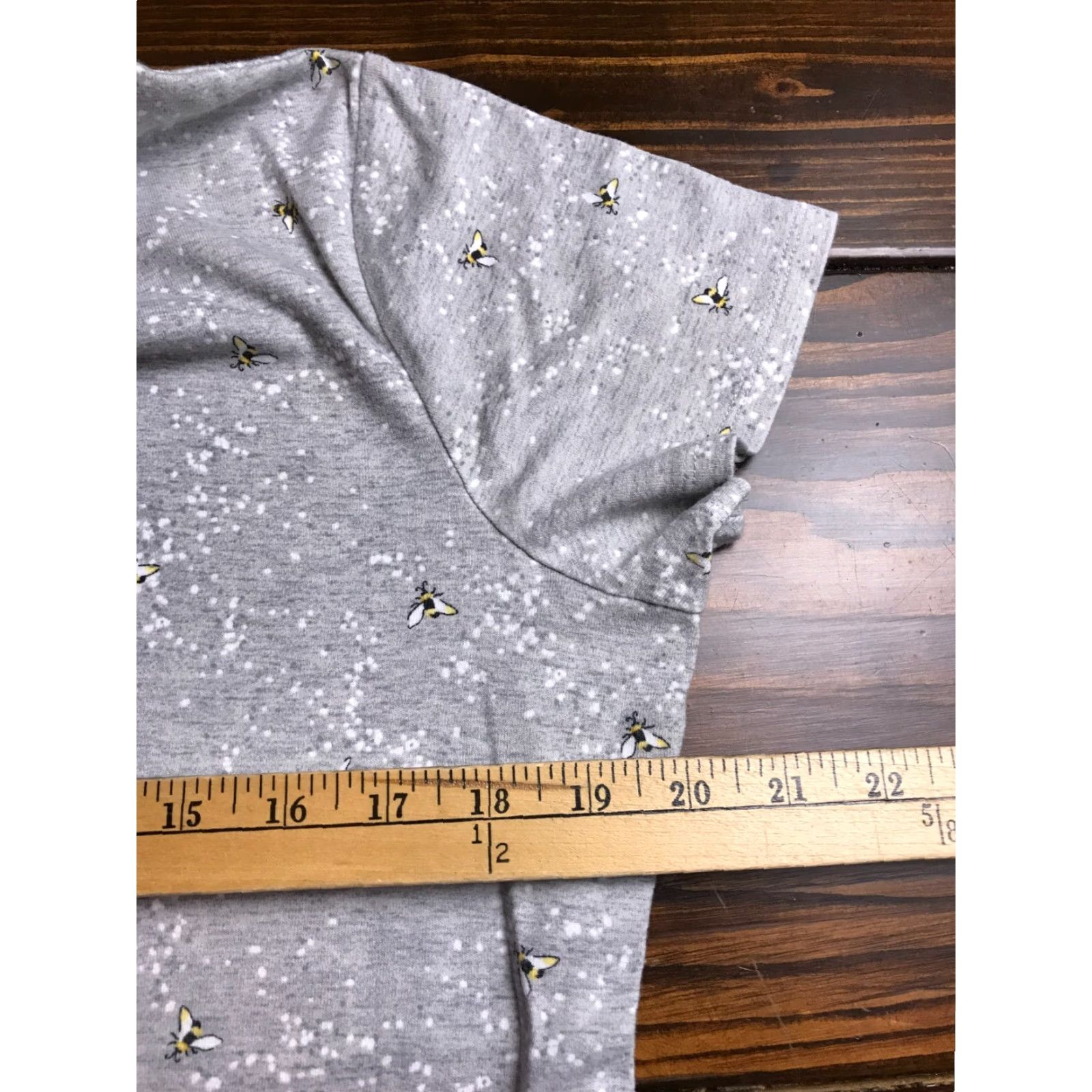 Croft & Barrow Croft & Barrow Shirt Women's Medium Gray Honeybee The Classic Tee Casual Modern Size M / US 6-8 / IT 42-44 - 3 Thumbnail