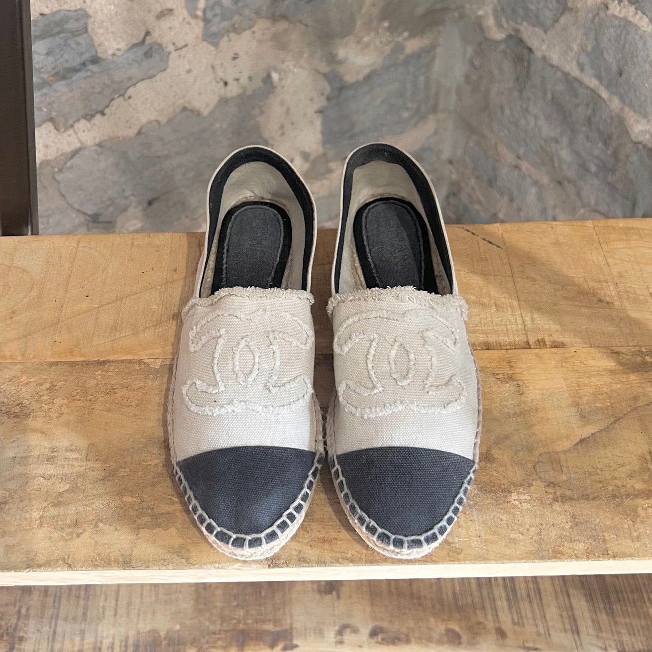 Chanel Chanel Ivory Cloth CC Grey Cap Toe Espadrilles Size US 11 / IT 41 - 4 Thumbnail