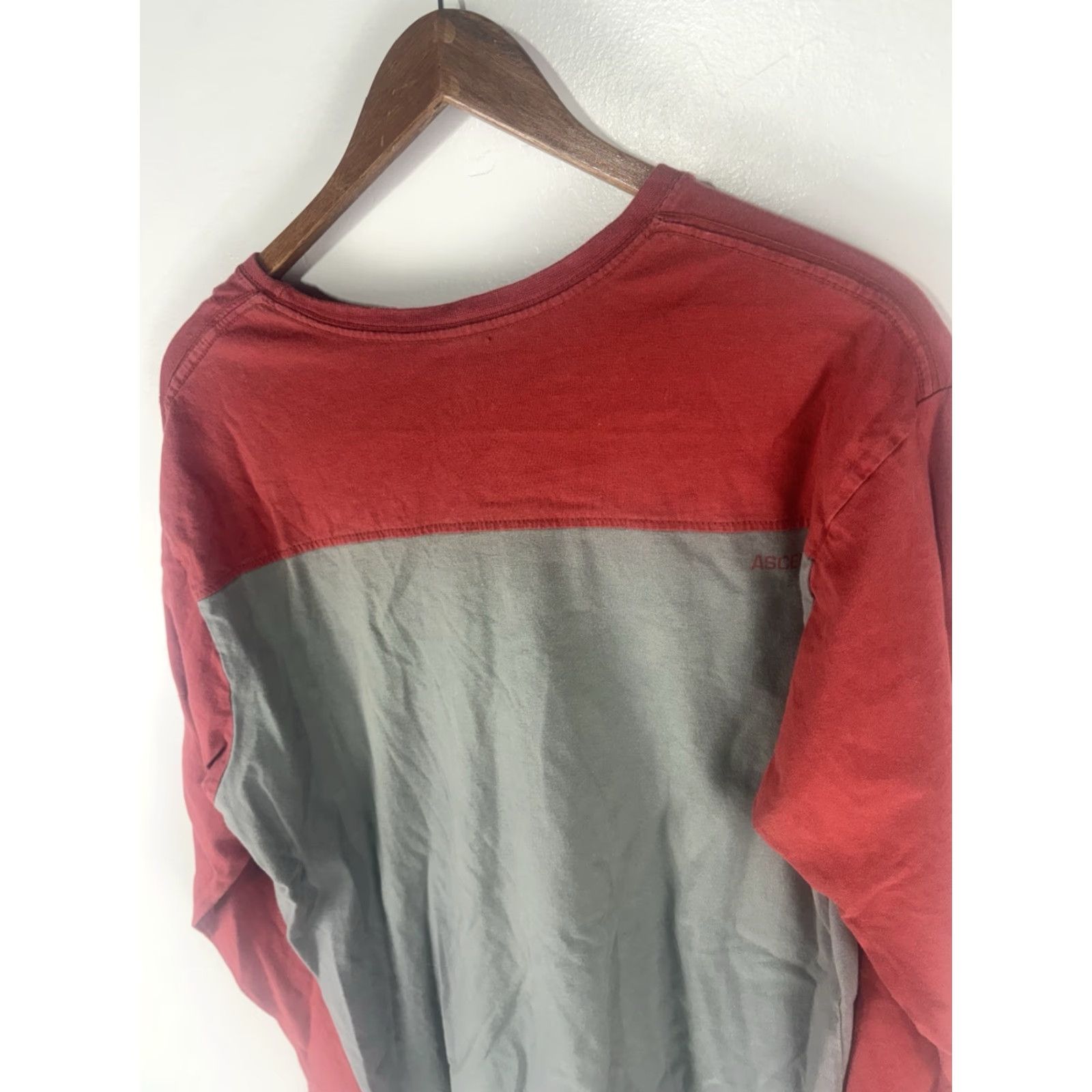 ASCENO Ascend Colorblock Long Sleeve T-Shirt Mens Size L Red/Gray Outdoor Classic Size US L / EU 52-54 / 3 - 6 Thumbnail