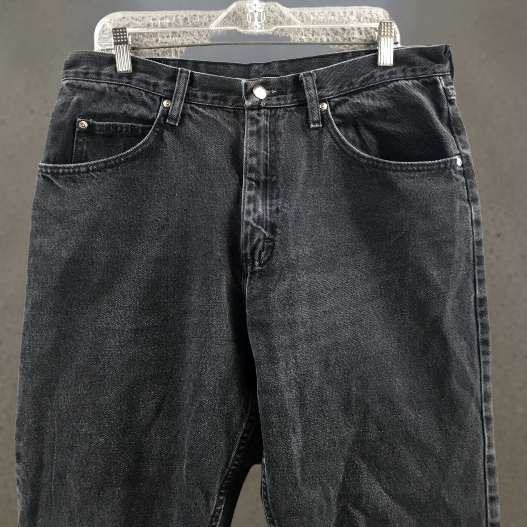 Wrangler Wrangler Jeans Mens 34x32 Black Mid Rise Zip Fly Straight 5-Pocket Denim Cotton Inseam 28.5” Regular Size 34 Color Black Denim Jeans Mens Size US 34 / EU 50 - 1 Thumbnail