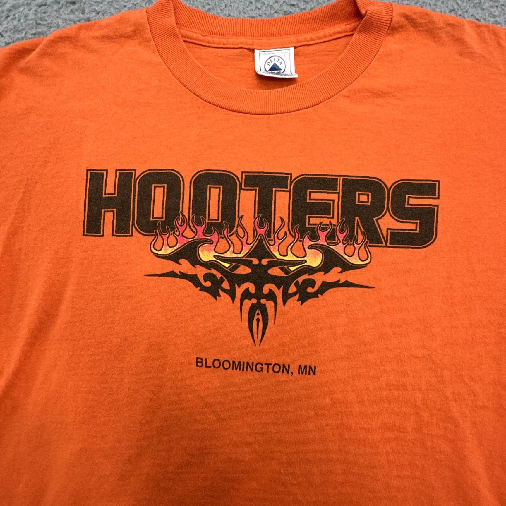Delta VINTAGE 90’s Hooters Flames Graphic Long Sleeve Shirt Size Large Orange Delta Size US L / EU 52-54 / 3 - 3 Thumbnail