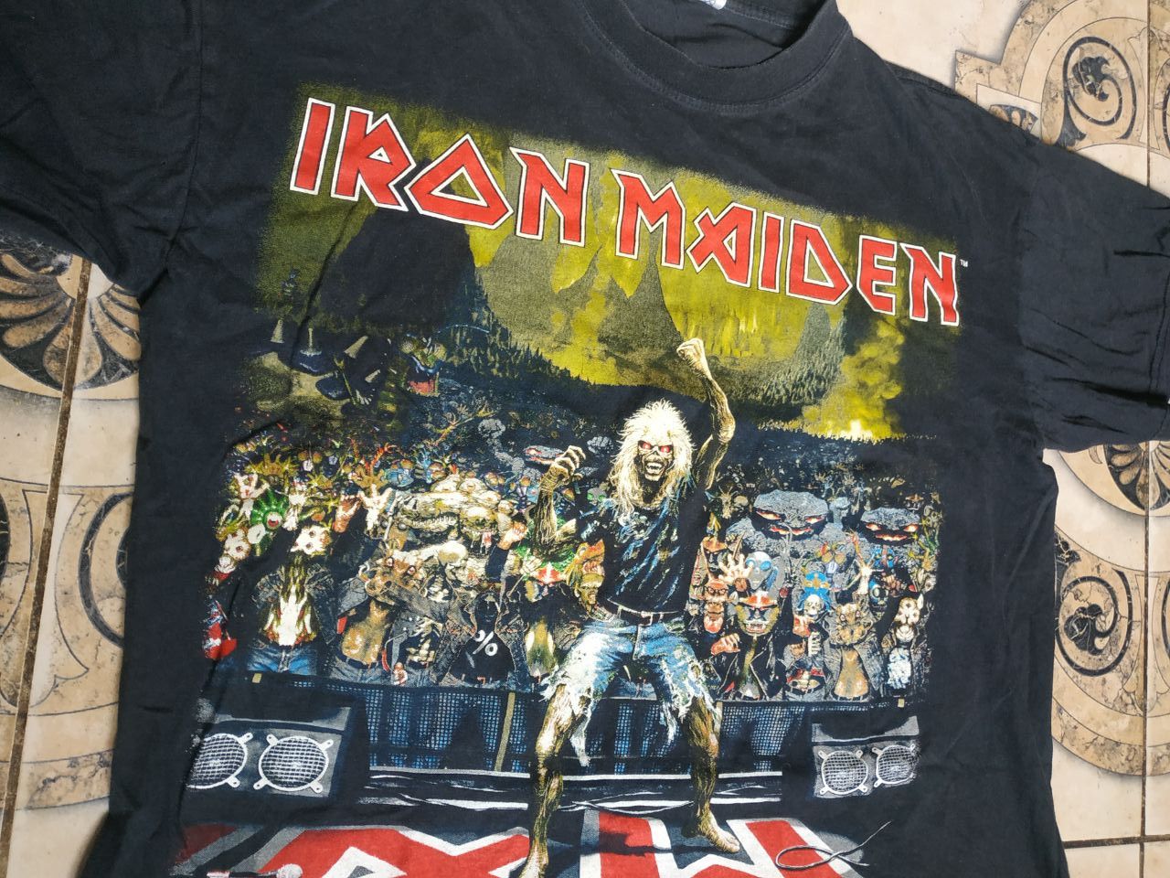 Iron Maiden Iron Maiden — 2000 Earls Court "That's Me Mum" Tee Vintage Size US M / EU 48-50 / 2 - 9 Thumbnail