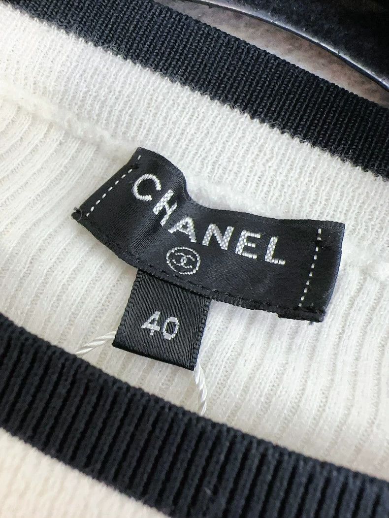 Chanel Chanel Logo on both sides white black border round neck lo Size S / US 4 / IT 40 - 6 Thumbnail