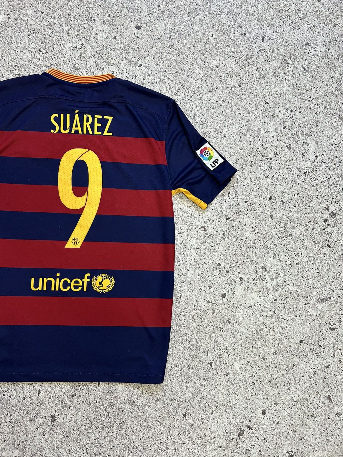 Nike Rare Nike FC Barcelona Suarez 2015 2016 Home Soccer Jersey Size US L / EU 52-54 / 3 - 8 Thumbnail