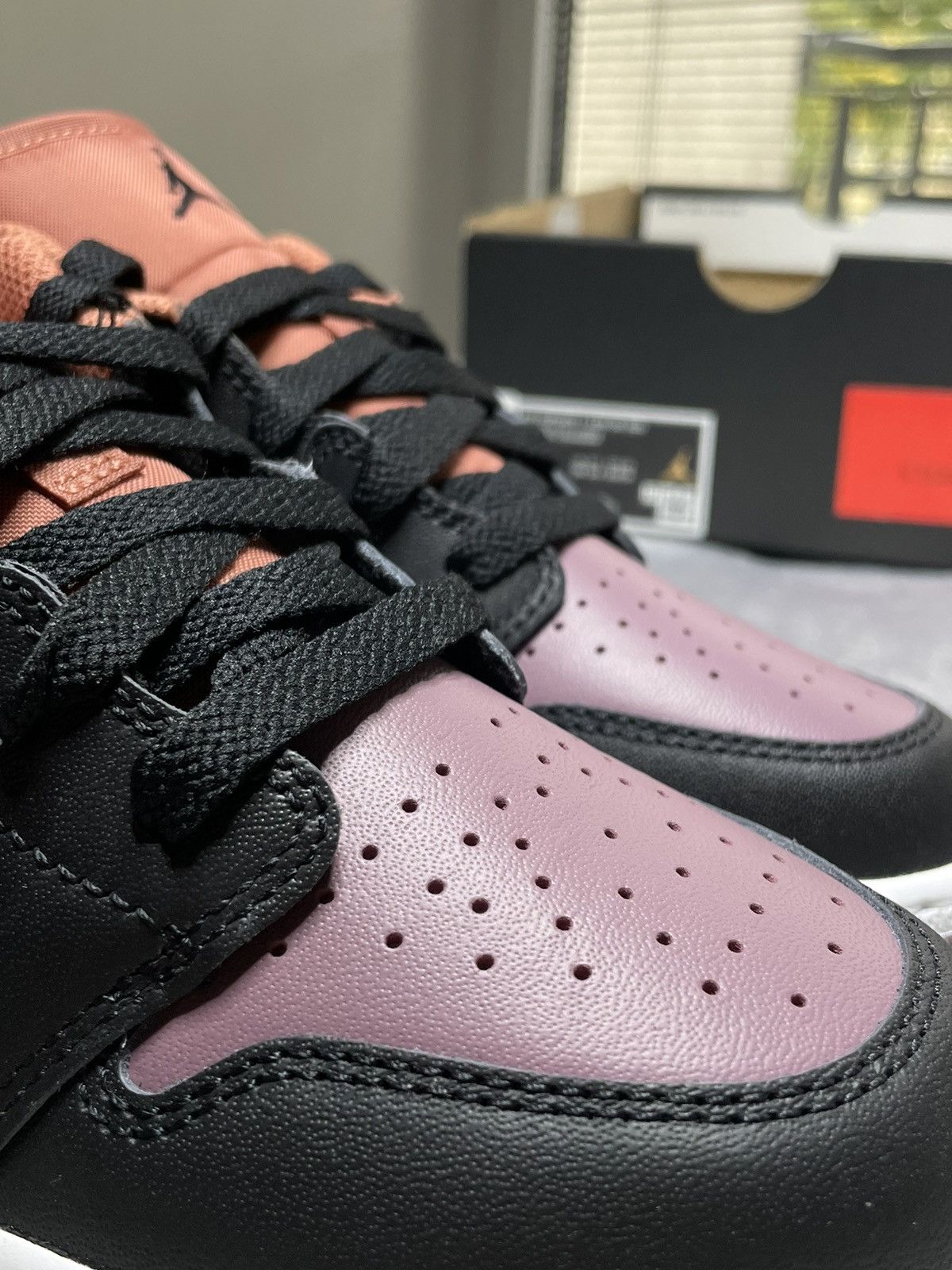 Nike AIR JORDAN 1 LOW SE (GS) Size US 5.5 / IT 35.5 - 6 Thumbnail
