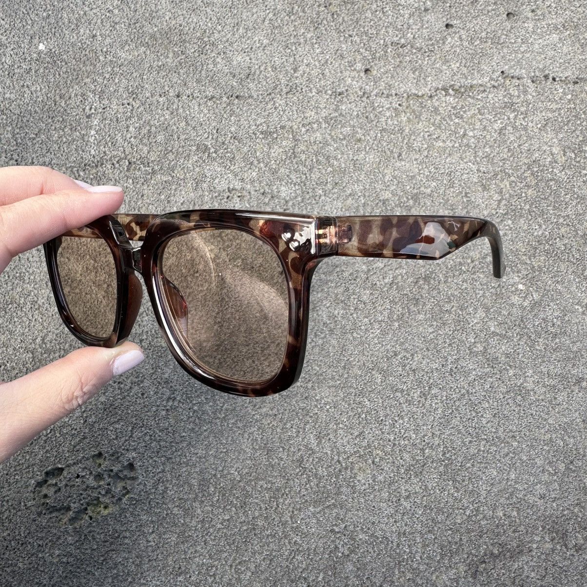 Vintage SUNGLASSES BRAND NEW CLASSIC RETRO VINTAGE YT605-01 Size ONE SIZE - 2 Thumbnail
