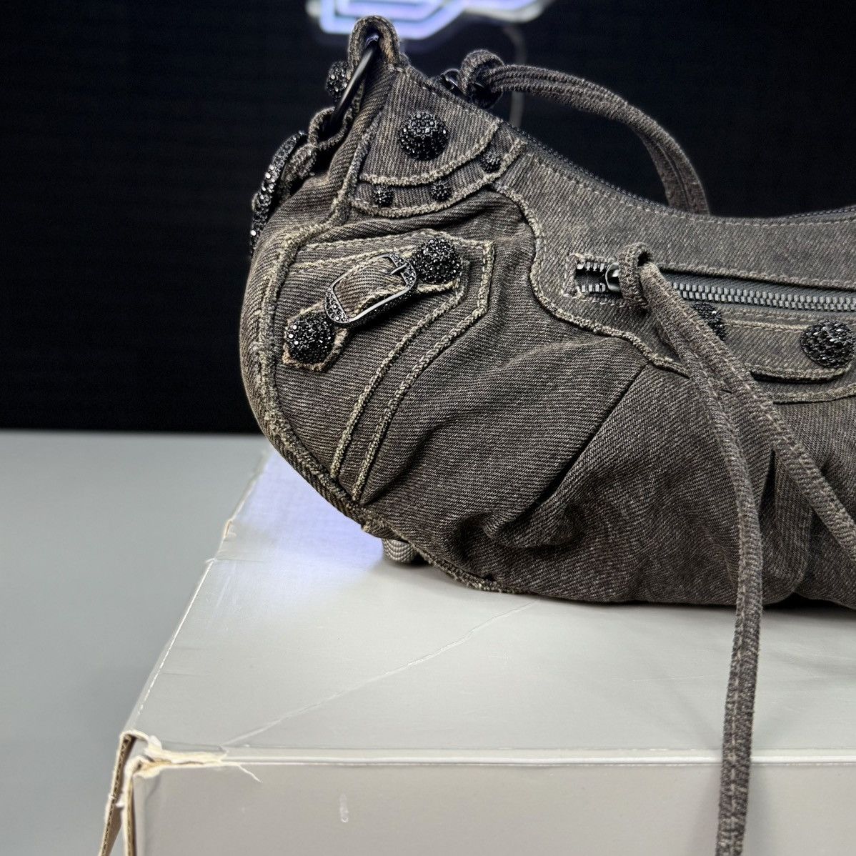 Balenciaga Balenciaga Cagole St Jet Washed Denim Size ONE SIZE - 3 Thumbnail